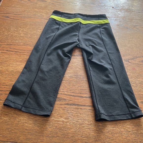 Lululemon Athletica Grove Capri Pants Size 6 - Picture 3 of 7